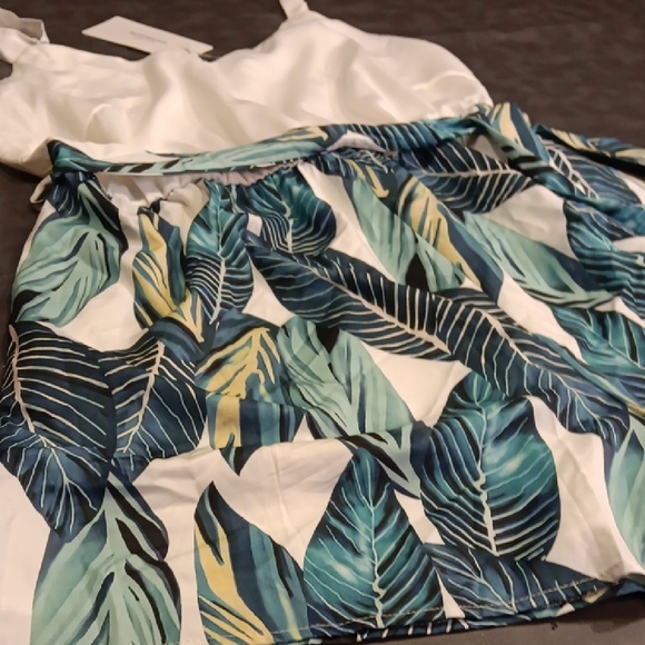 NWT. BloomChic White/Blue Tropical Leaf Print and White Cami Romper Side Tie - Picture 4 of 12